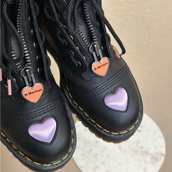 Worn Once Women DR MARTENS Sinclair black Leather hearts platform boots Sz 9 - Picture 9 of 11